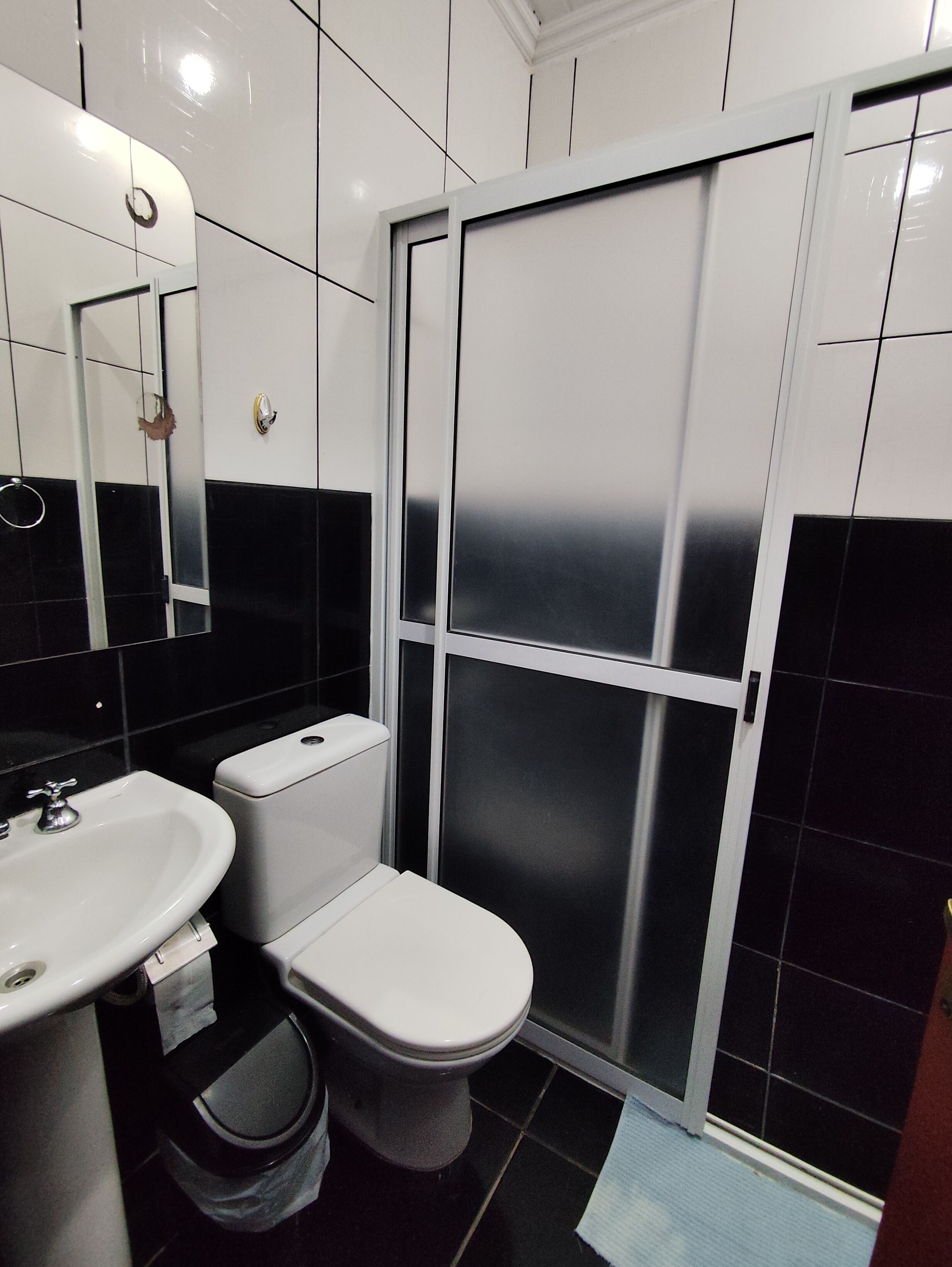 标准单人房 | 浴室 | 淋浴设施、毛巾