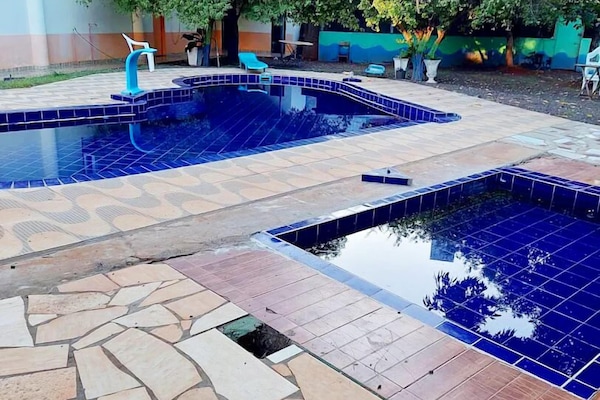 Una piscina al aire libre