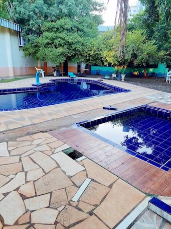 Una piscina al aire libre