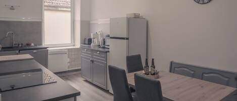 Réfrigérateur, micro-ondes, four, plaque de cuisson