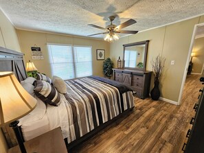 3 bedrooms, iron/ironing board, WiFi, bed sheets - FISHERMAN'S HIDEAWAY! Waterfront home on canal in Okeechobee! (Okeechobee)