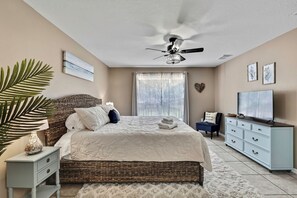 3 bedrooms, desk, iron/ironing board, free WiFi