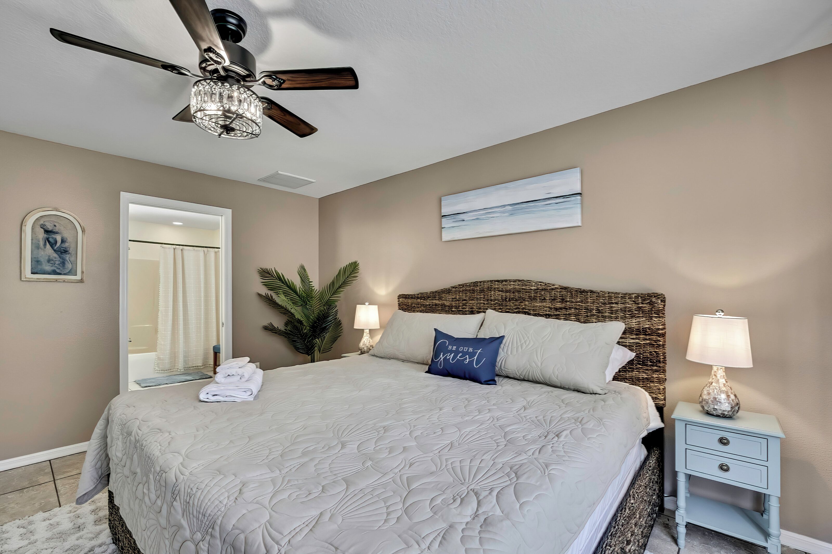 3 Schlafzimmer, Schreibtisch, Bügeleisen/Bügelbrett, Reisekinderbett