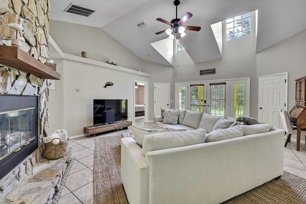 Smart TV, fireplace