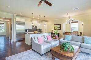 Smart TV, DVD player, books - 3BD/3BR Luxury Villa, AC, Pool, Walk to Beaches (Koloa)