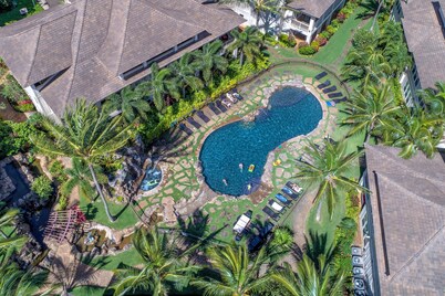 NEW LISTING DISCOUNT! 3BD/3BR Luxe Villa, AC, Pool, Walk to Beach
