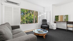 Smart TV - Relax & Unwind: Ramada Palm Bliss Studio with Resort Pool (Port Douglas)