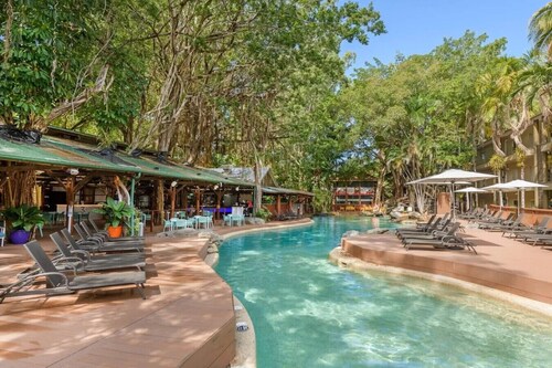 Palm Bliss Studio with Resort Pool and Restaurant