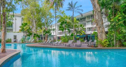 Palm Cove Hideaway: Luxe Condo with Tropical Views