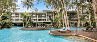 Palm Cove Hideaway: Luxe Condo with Tropical Views