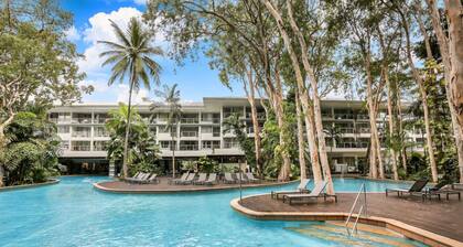 Palm Cove Hideaway: Luxe Condo with Tropical Views