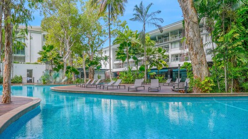 Palm Cove Hideaway: Luxe Condo with Tropical Views