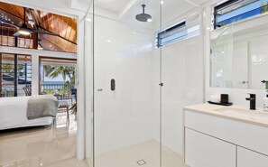 Een douche, een haardroger, handdoeken