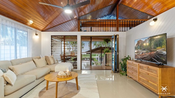 Smart TV - Beachfront IRONMAN Retreat with Private Pool and Ocean Views (Clifton Beach)
