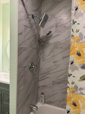 Hair dryer, towels, soap, toilet paper - Amazing 2-bedroom apartment with AC in Philadelphia (Philadelphia)