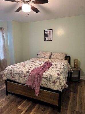 2 bedrooms, iron/ironing board, WiFi