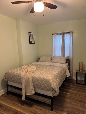 2 عدّة غرف نوم ومكواة/لوح كي وواي فاي