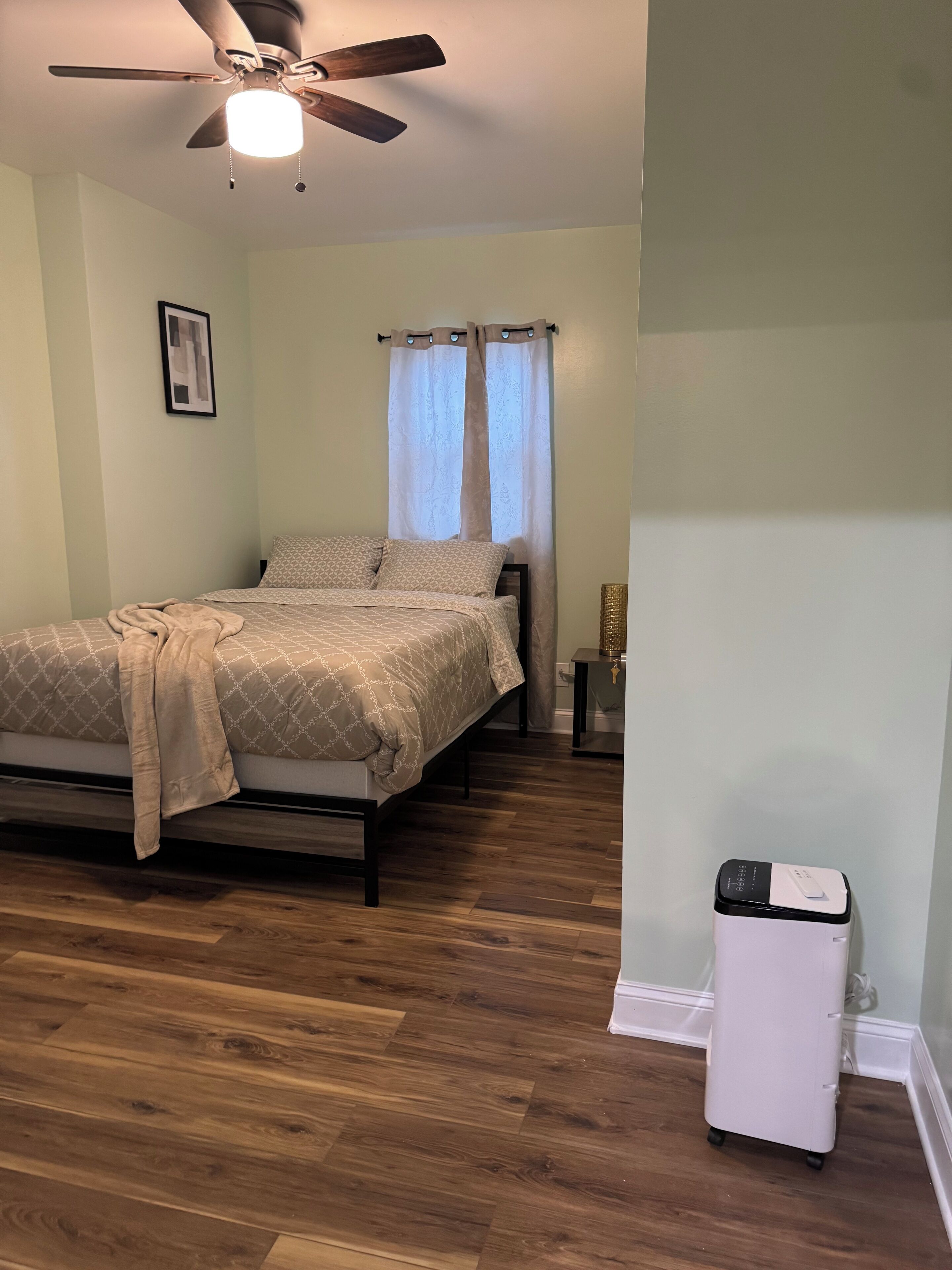 2 bedrooms, iron/ironing board, WiFi