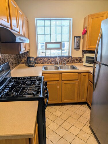 2- Bdrm Apt Desert Themed w/AC in Chicago