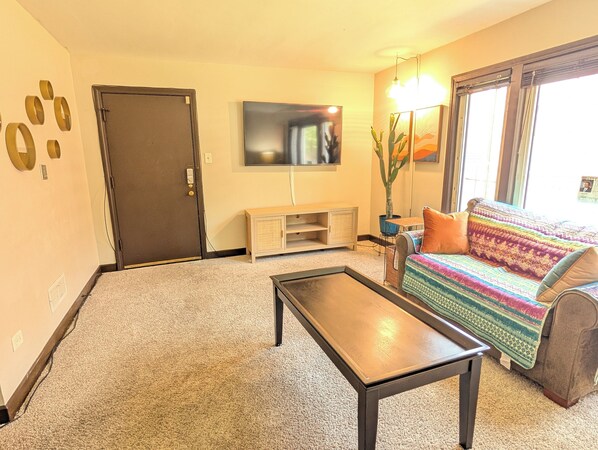 TV - 2- Bdrm Apt Desert Themed w/AC in Chicago (Chicago)