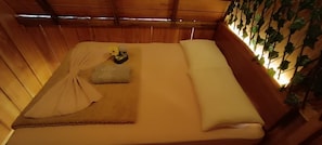Classic Chalet, 1 Double Bed, Lake View | Desk, bed sheets - Amazon Private Tours Jungle Lodge (Manacapuru)