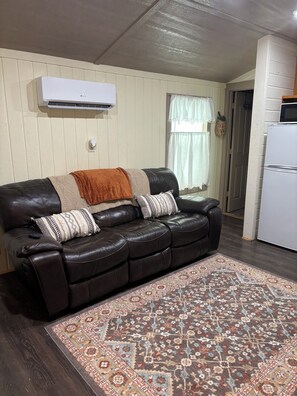 Smart TV, books - Riverside Rest - 27 miles from Durant - King Bed- horse lot on property  (Bennington)