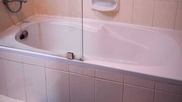 Bidet, serviettes fournies, savon, papier toilette