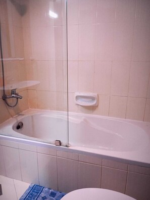 Bidet, toallas, jabón, papel de baño