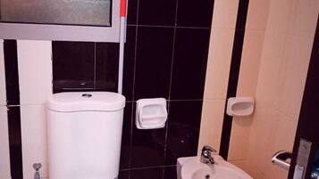 Bidet, serviettes fournies, savon, papier toilette