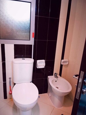 Bidet, toallas, jabón, papel de baño