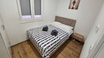 1 slaapkamer, een strijkplank/strijkijzer, wifi, beddengoed