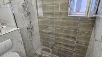 Een douche, een haardroger, handdoeken, zeep