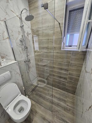 Dusche, Haartrockner, Handtücher, Seife