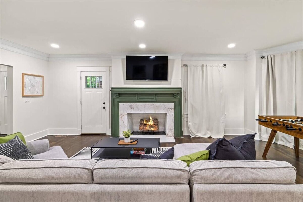 5BR Luxury Home in Westport KC w/Jacuzzi, Foosball, Grill