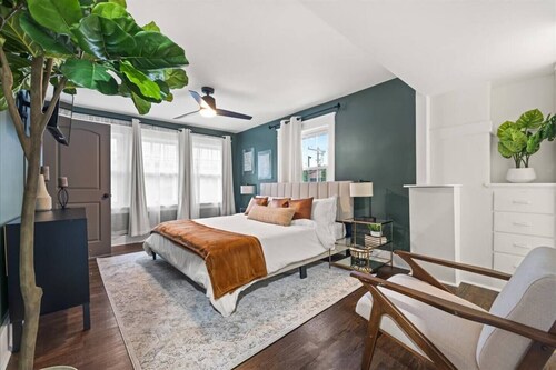 5BR Luxury Home in Westport KC w/Jacuzzi, Foosball, Grill