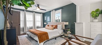 5BR Luxury Home in Westport KC w/Jacuzzi, Foosball, Grill