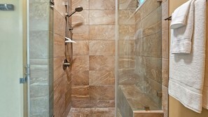 Dusche, Haartrockner, HandtĂŒcher, Seife