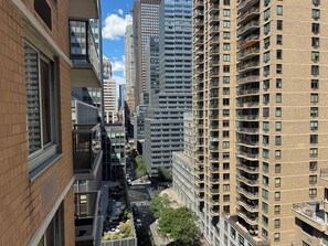 Exterior - Stylish 1BR w/ Balcony - Luxe Building in Midtown (New York)