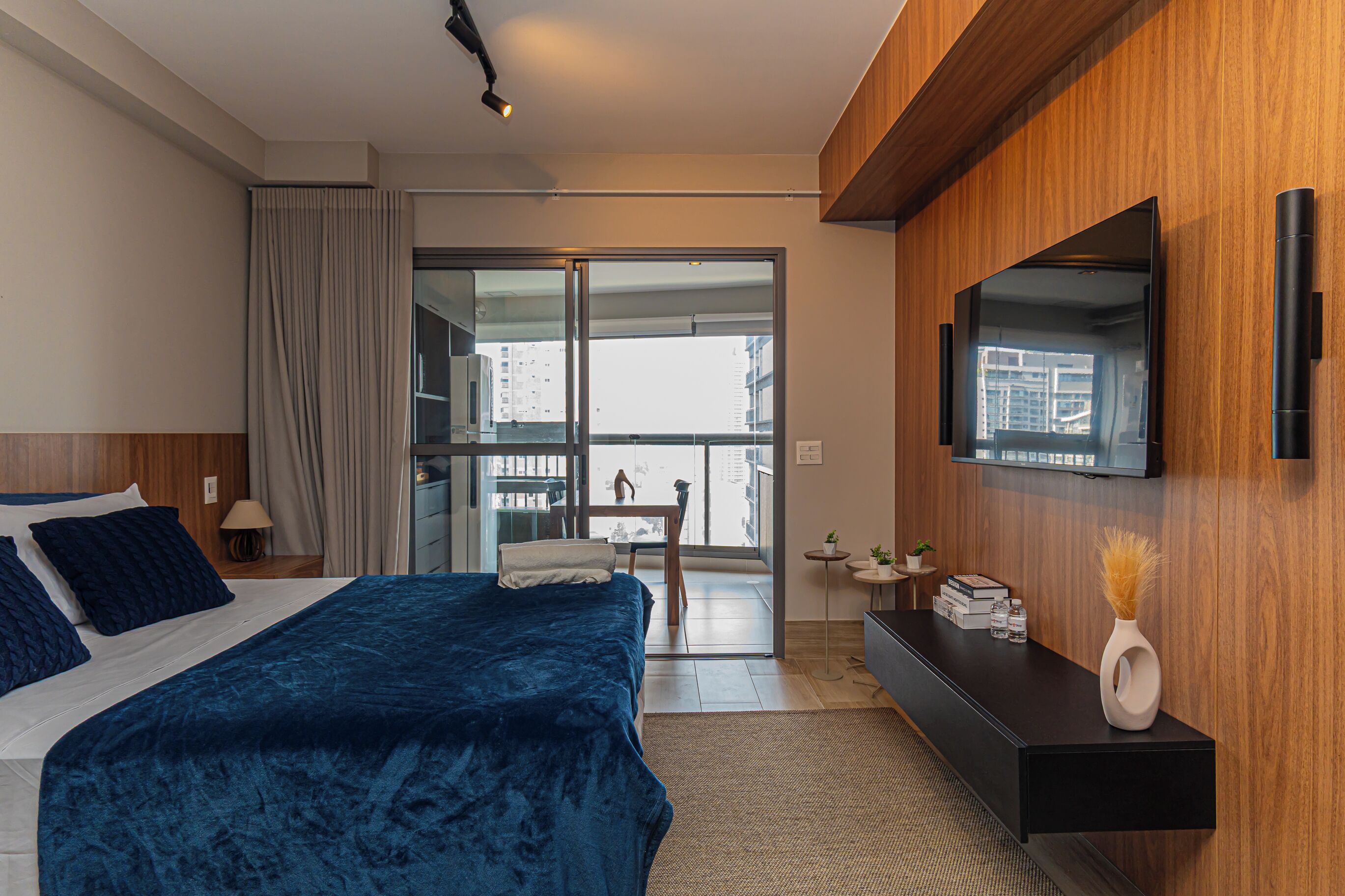 1 quarto, escrivaninha, ferros/tábuas de passar roupa, berço de viagem