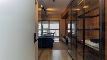 1 quarto, escrivaninha, ferros/tábuas de passar roupa, berço de viagem