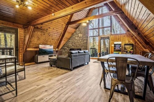 Smoky Hearth Retreat: Pool, Hot Tub, Games & MORE!