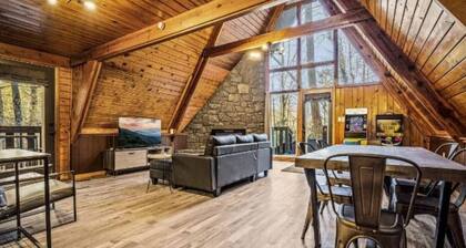 Smoky Hearth Retreat: Pool, Hot Tub, Games & MORE!