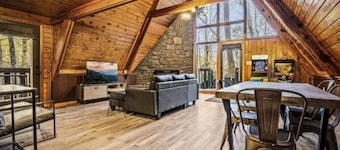 Smoky Hearth Retreat: Pool, Hot Tub, Games & MORE!