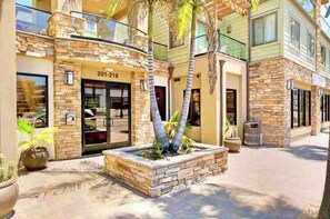 Exterior detail - MB Contemporary 4BR/3BA Steps to Sand with Garage (San Diego)