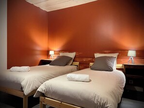 Iron/ironing board, WiFi, bed sheets