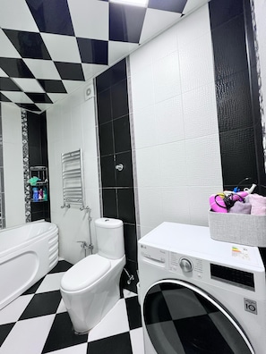 Hiustenkuivaaja, pyyhkeet, saippua, sampoo