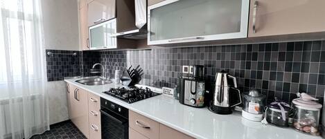 Réfrigérateur, micro-ondes, four, plaque de cuisson