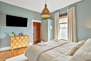 5 bedrooms, iron/ironing board, WiFi, bed sheets
