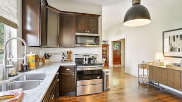 Refrigerador, microondas, horno y lavavajillas