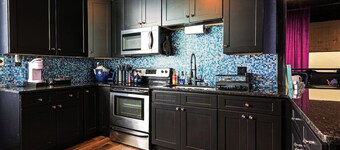 Lulu`s Loft ~ Walk to Food & Drinks | 5 min to DT